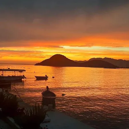 Tiho & Jelena - With Balcony And Sea View Fureal * 블라체